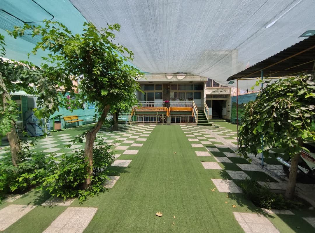 حیاط دلنشین و زیبای دبستان غیردولتی شکیب
